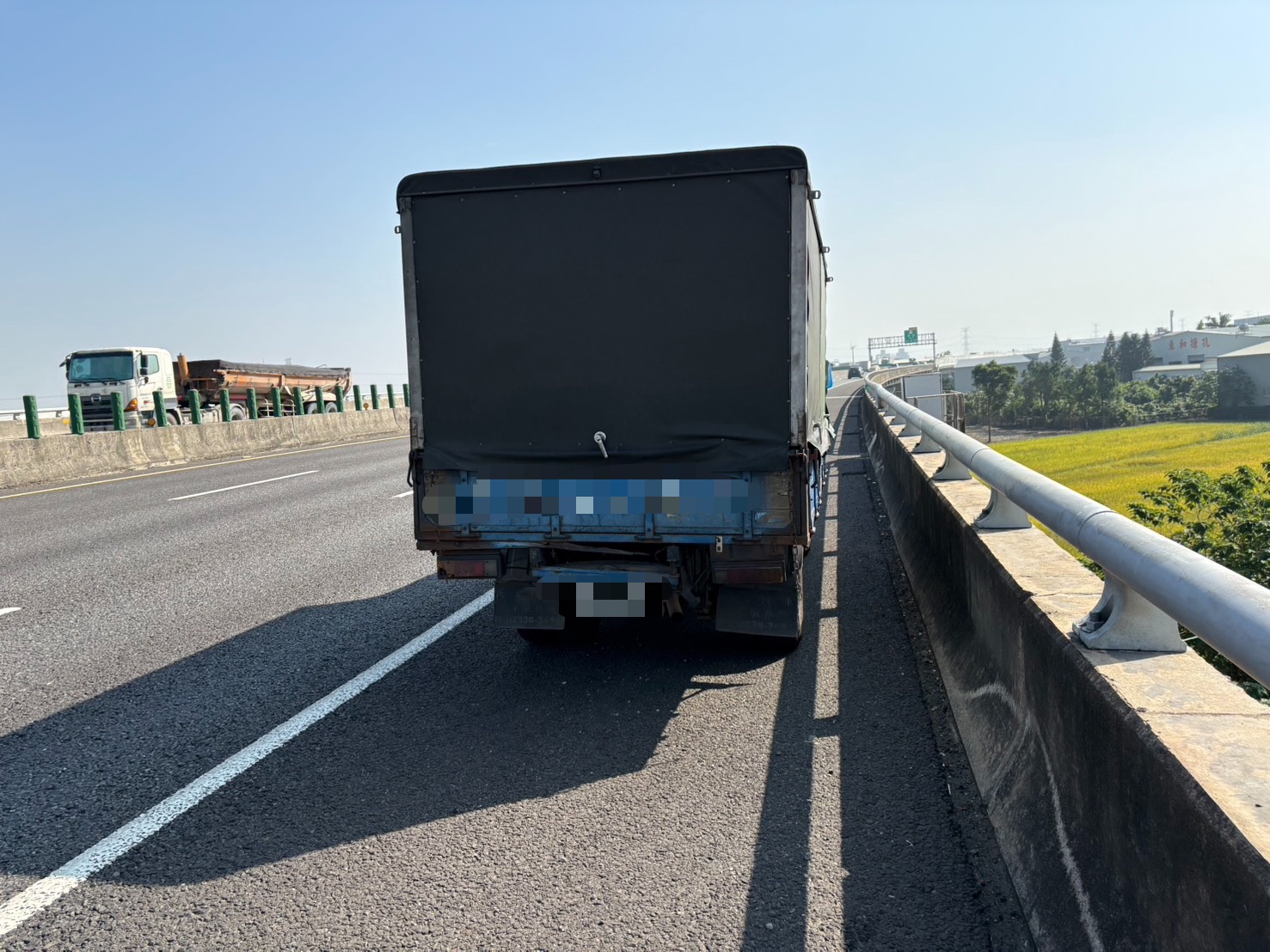 國道3號快官路段傳動軸脫落　釀 3車連環撞1人受傷 - https://www.watchmedia01.com