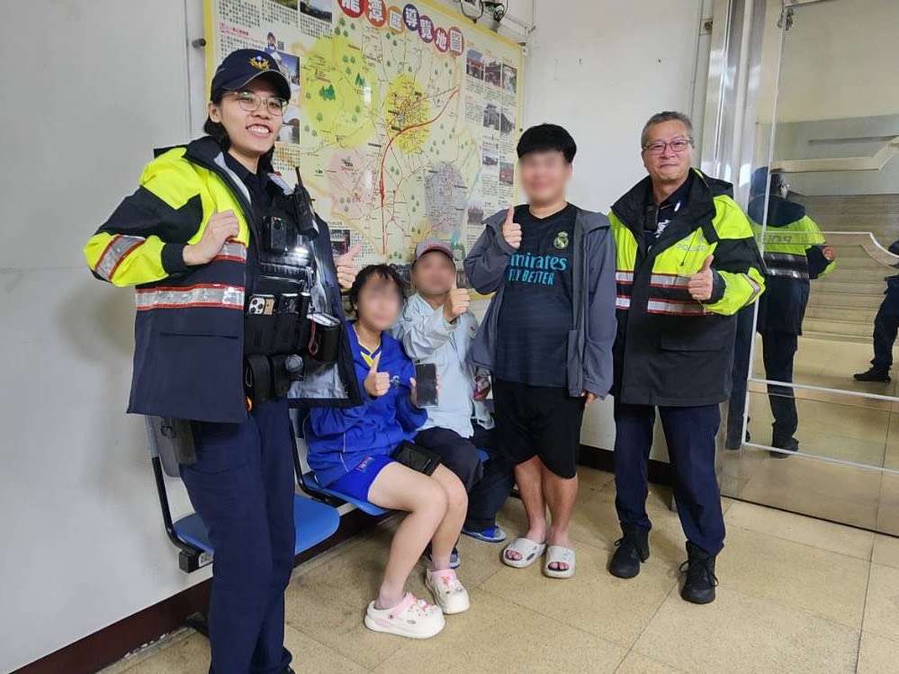 龍潭警摸黑幫找手機 少女開機見1照片感動落淚 S 7520276 0
