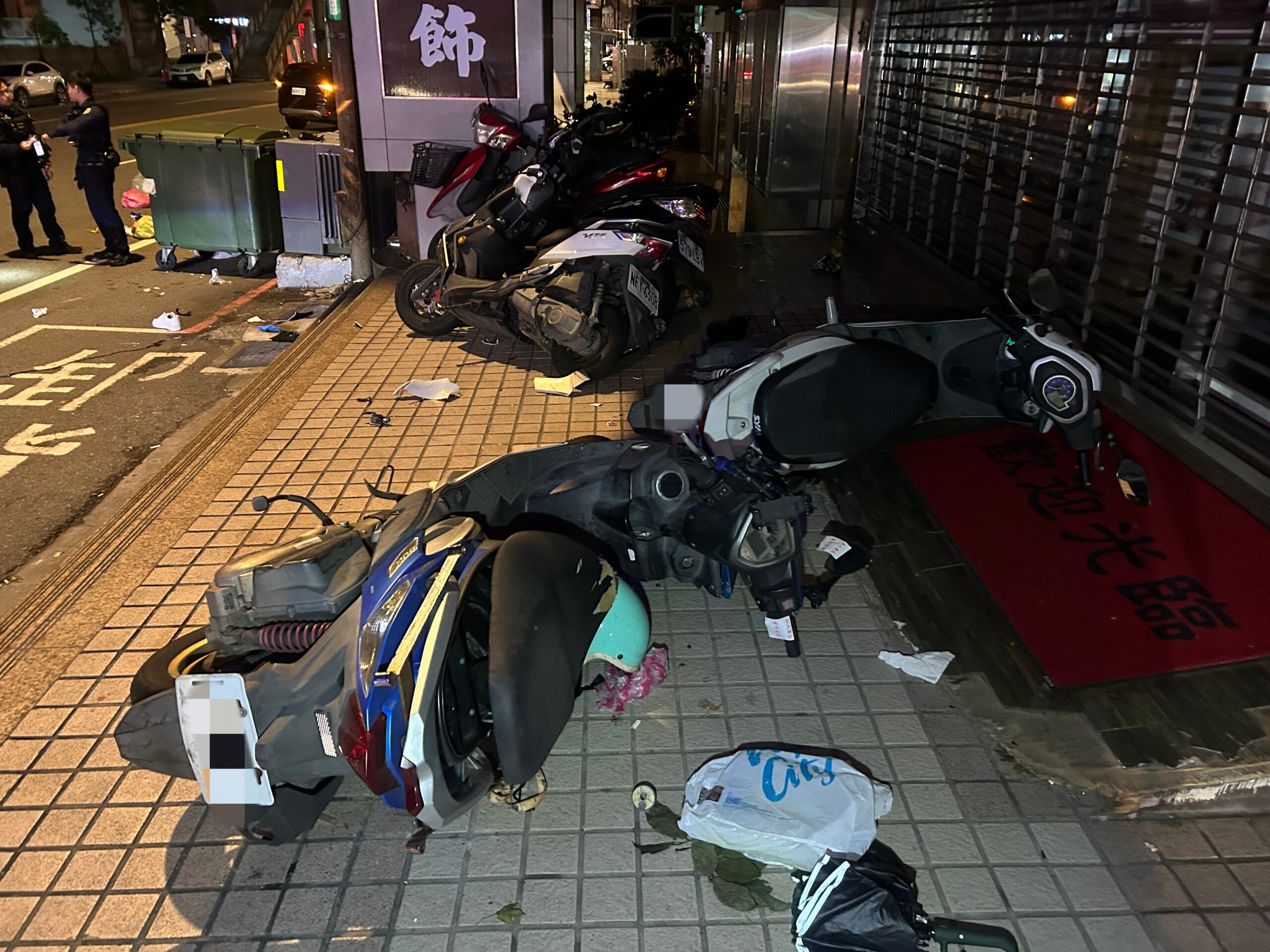中壢男騎士深夜自撞 5機車、垃圾子車慘遭波及 1212313 3 scaled