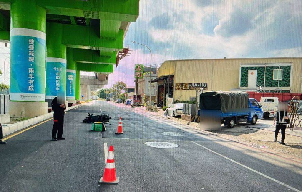 桃捷綠線工地車禍!領班倒車撞毀機車 騎士送醫插管治療 724274