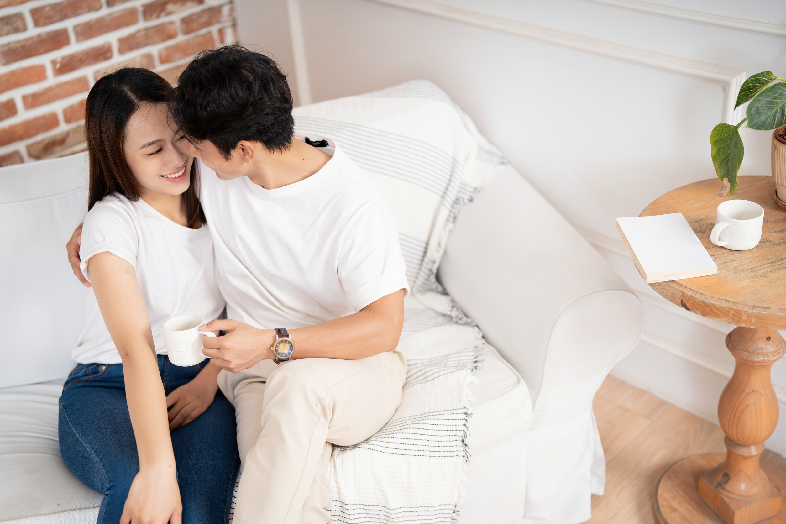 成年人的愛情，很多都考慮著算計和目的，有些男人透過付出來獲取某種利益，這種利益可能是親密感、地位或其他資源。圖/123RF圖庫