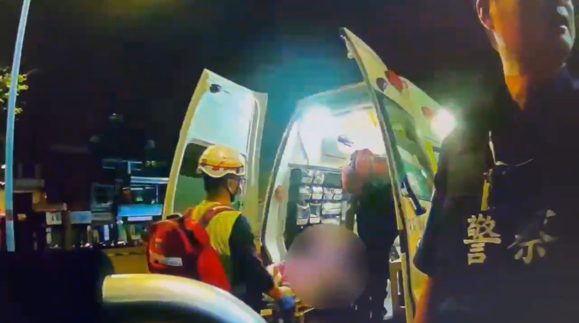 瑞芳男到站拒下車 警消深夜合力抬出送醫 