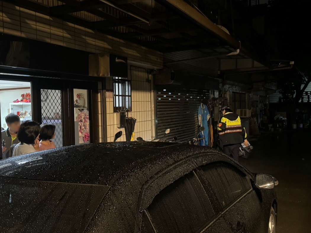 龍潭警摸黑幫找手機 少女開機見1照片感動落淚 S 7520278 0