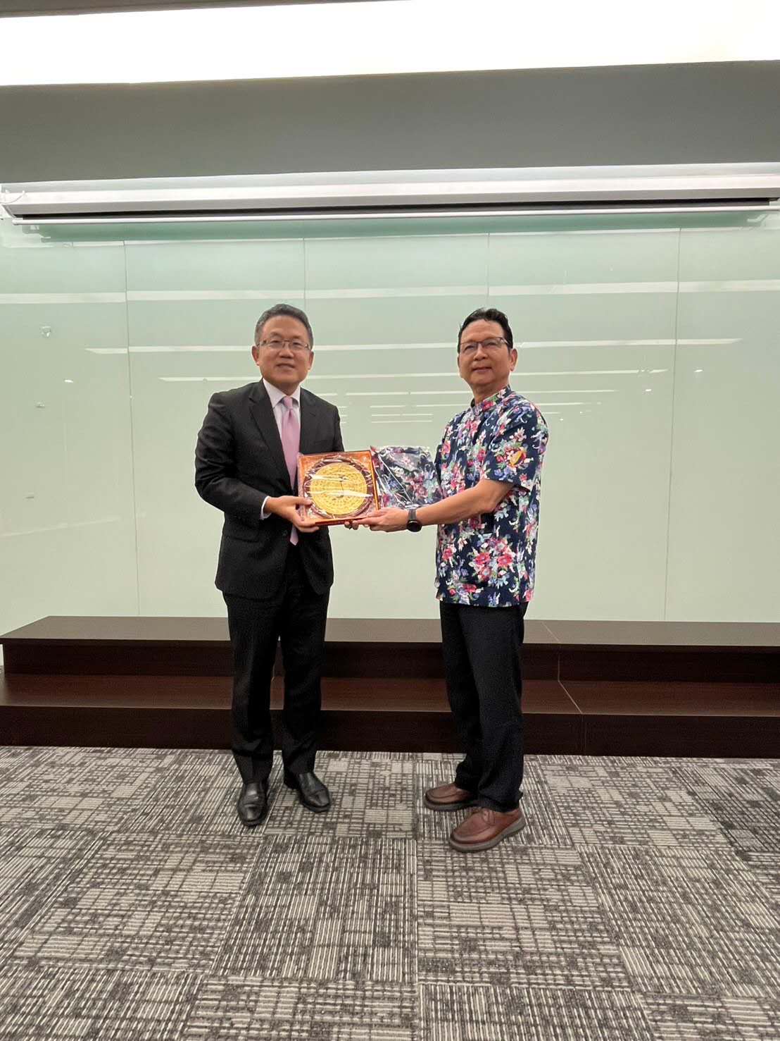 圖說（贈禮合照）： 駐越南代表處劉世忠大使（左）親切接待越南臺灣客家聯誼會宋健民會長（右），雙方互贈紀念品，象徵政府與僑界的緊密互動。