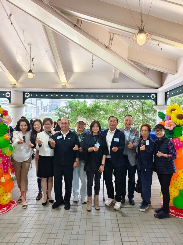 「創業軒聖誕傳愛心」活動主禮嘉賓勞工及福利局康復專員姜梁詠怡女士(右五)聯同勞工及福利局康復諮詢委員會就業小組委員會主席繆志仁先生(右三)、創業軒創會暨執行委員會委員許宗盛先生(左四)、創業軒執行委員會主席林伊利女士(左三)、創業軒執行委員會副主席王佩兒女士(左二),及創業軒執行委員會委員,包括:蕭偉強先生(左五) 、温麗友女士(右二)、簡佩霞女士(右一)和潘志蘊女士(左一),一同到場為參與市集的康復機構服務使用者和同事打氣。 「創業軒聖誕傳愛心」活動主禮嘉賓勞工及福利局康復專員姜梁詠怡女士(右五)聯同勞工及福利局康復諮詢委員會就業小組委員會主席繆志仁先生(右三)、創業軒創會暨執行委員會委員許宗盛先生(左四)、創業軒執行委員會主席林伊利女士(左三)、創業軒執行委員會副主席王佩兒女士(左二),及創業軒執行委員會委員,包括:蕭偉強先生(左五) 、温麗友女士(右二)、簡佩霞女士(右一)和潘志蘊女士(左一),一同到場為參與市集的康復機構服務使用者和同事打氣。