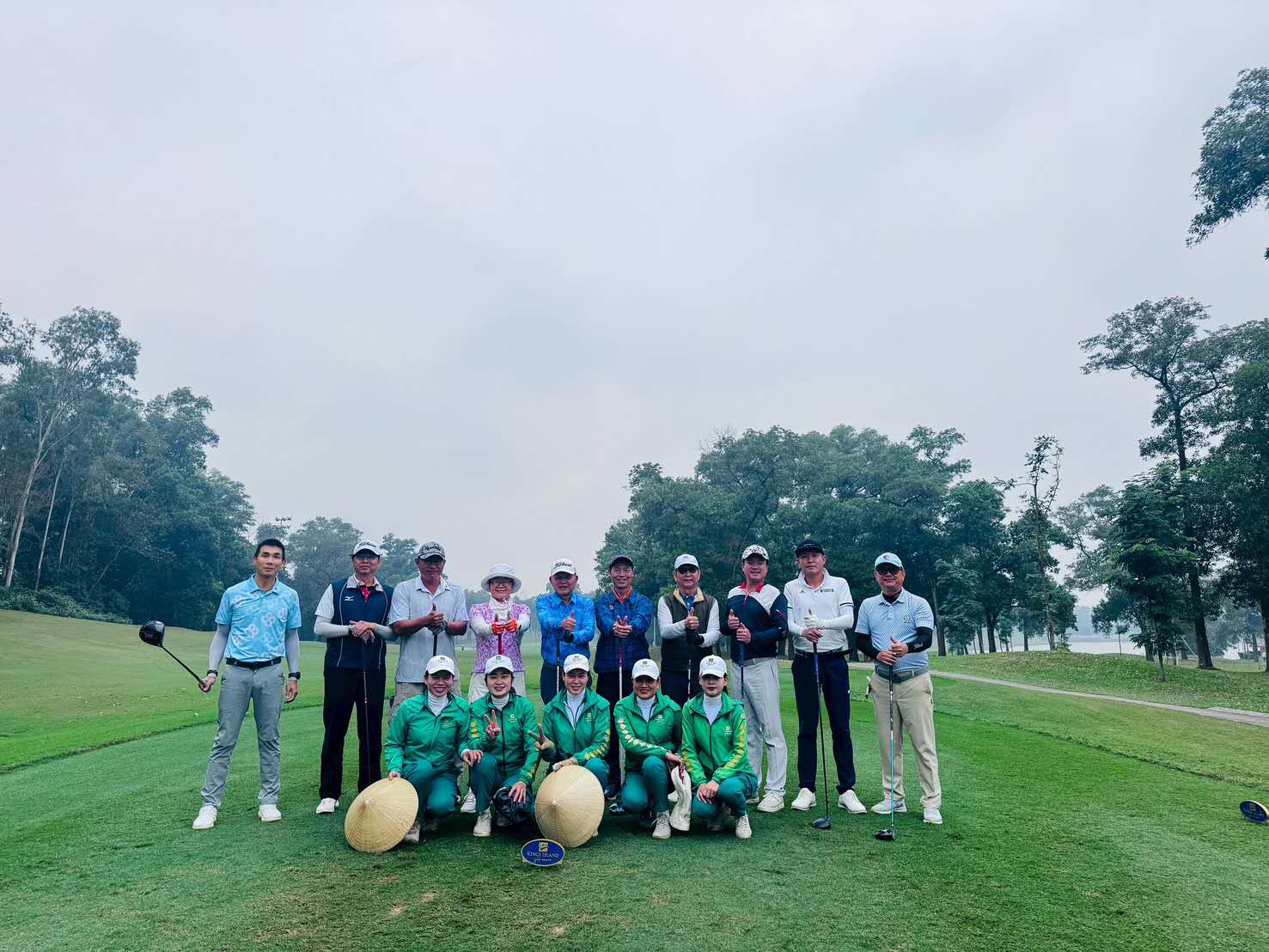 圖說（球場合照）： 透過高爾夫球敘以球會友，客家鄉親在北越球場展現活力，深化會員間的情感交流。（圖／全富佳國際旅行社彭兆源提供）
