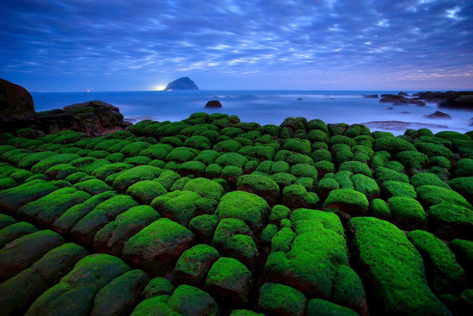 被綠藻覆蓋的岩石,鮮綠與深藍交織成壯麗畫布,吸引無數攝影愛好者追景。圖/北海岸及觀音山國家風景區管理處提供