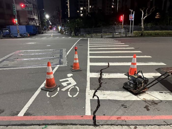 《圖說》新莊區中央路（宏匯廣場周邊道路）因地震出現路面裂縫，養工處已填縫改善，後續將進行刨鋪作業。〈工務局提供〉