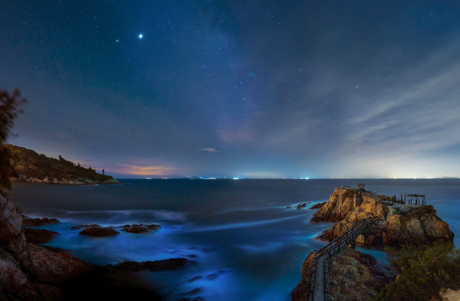 夜幕下的海面閃著夢幻藍光,搭配滿天星斗,是旅人心中難忘的馬祖藍眼淚奇景。圖/攝影師黃安誼、馬祖國家風景區管理處提供