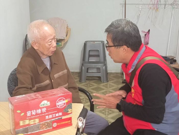 《圖說》李毓錫前往土城區關懷榮民葛伯伯，了解其白內障治療需求。〈新北榮服處提供〉