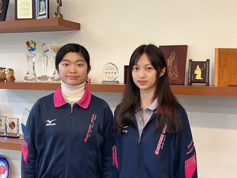 二信高中基隆學測最高級分張粲禾（右）及曾竹慧（左）。圖／二信高中提供