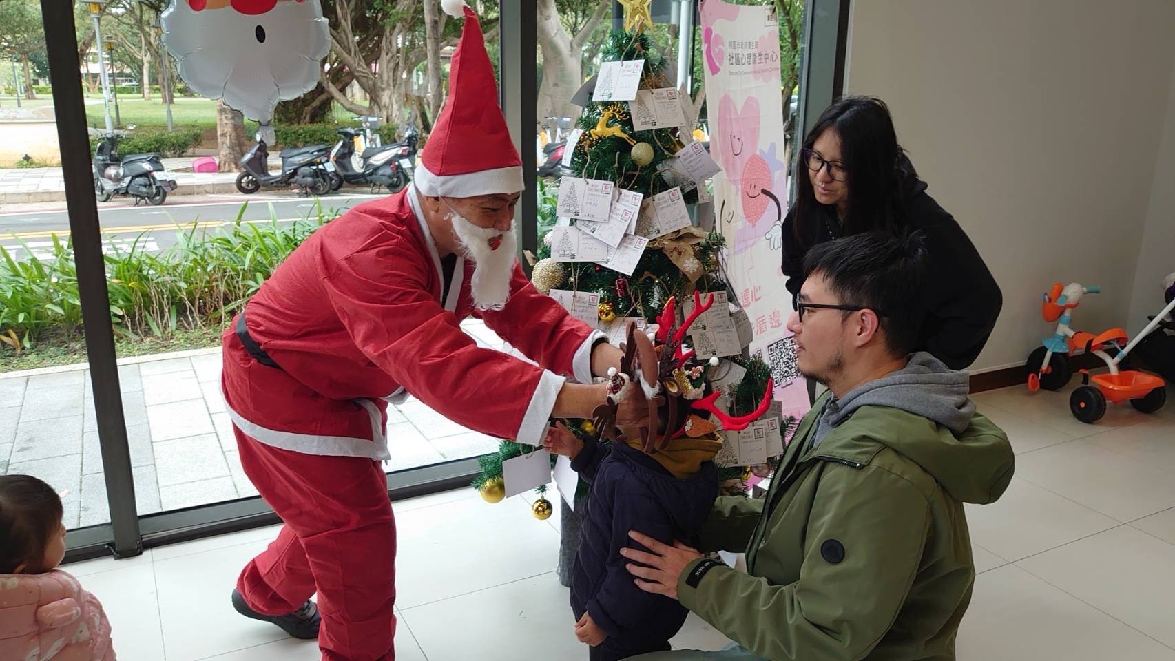 桃園5社宅設「心願聖誕樹」民眾寫祝福小卡傳遞溫暖 1213213 3