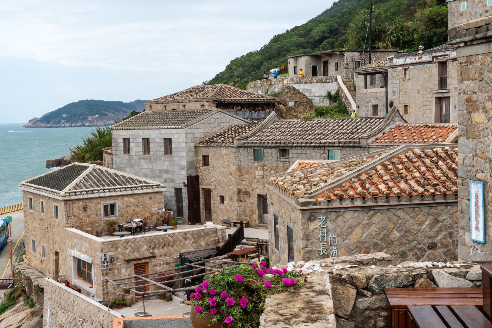 馬祖傳統閩東式石厝錯落於山海之間,獨特屋瓦與厚重石牆展現濃厚歷史味。圖/攝影師陳佩欣、馬祖國家風景區管理處提供