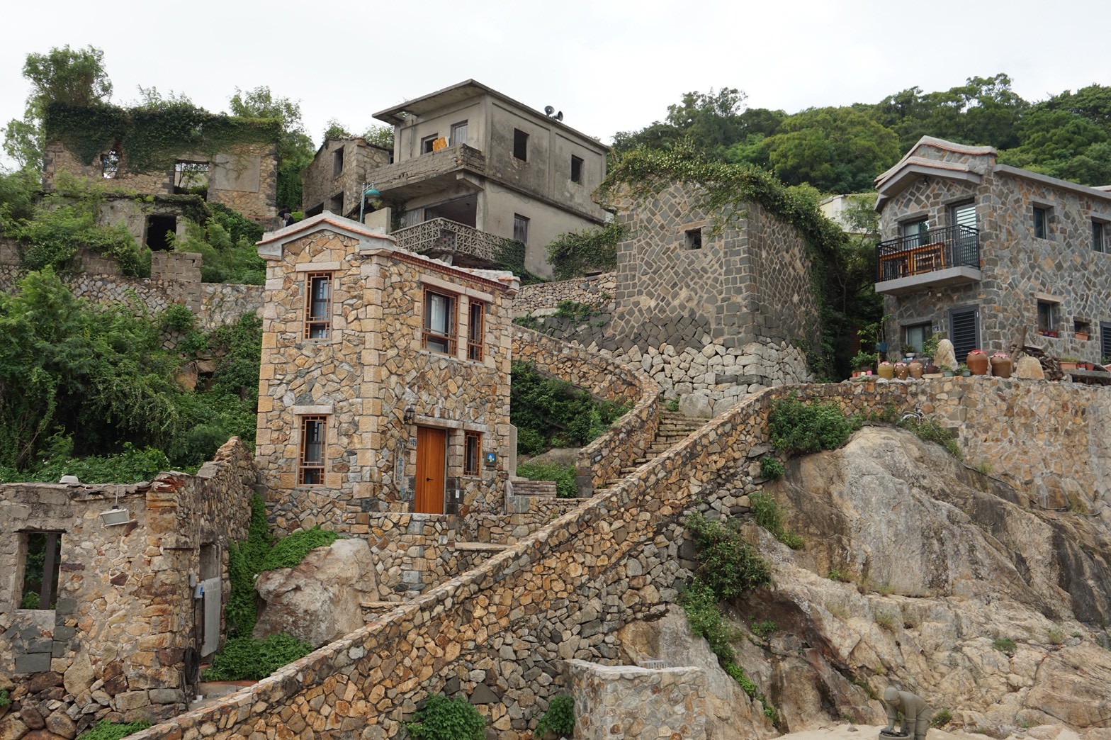 馬祖經典的石頭屋聚落沿山勢而建,厚實石牆與蜿蜒階梯勾勒出靜謐海島風情。圖/攝影師林巧、馬祖國家風景區管理處提供