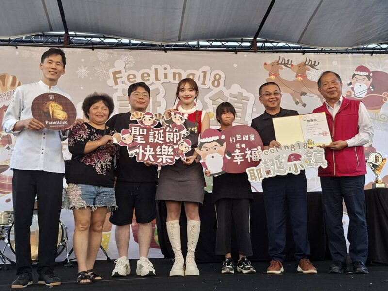 圖文：首次來到埔里的李多慧與冠軍聖誕麵包合照，甜美笑容與親民性格圈粉無數。