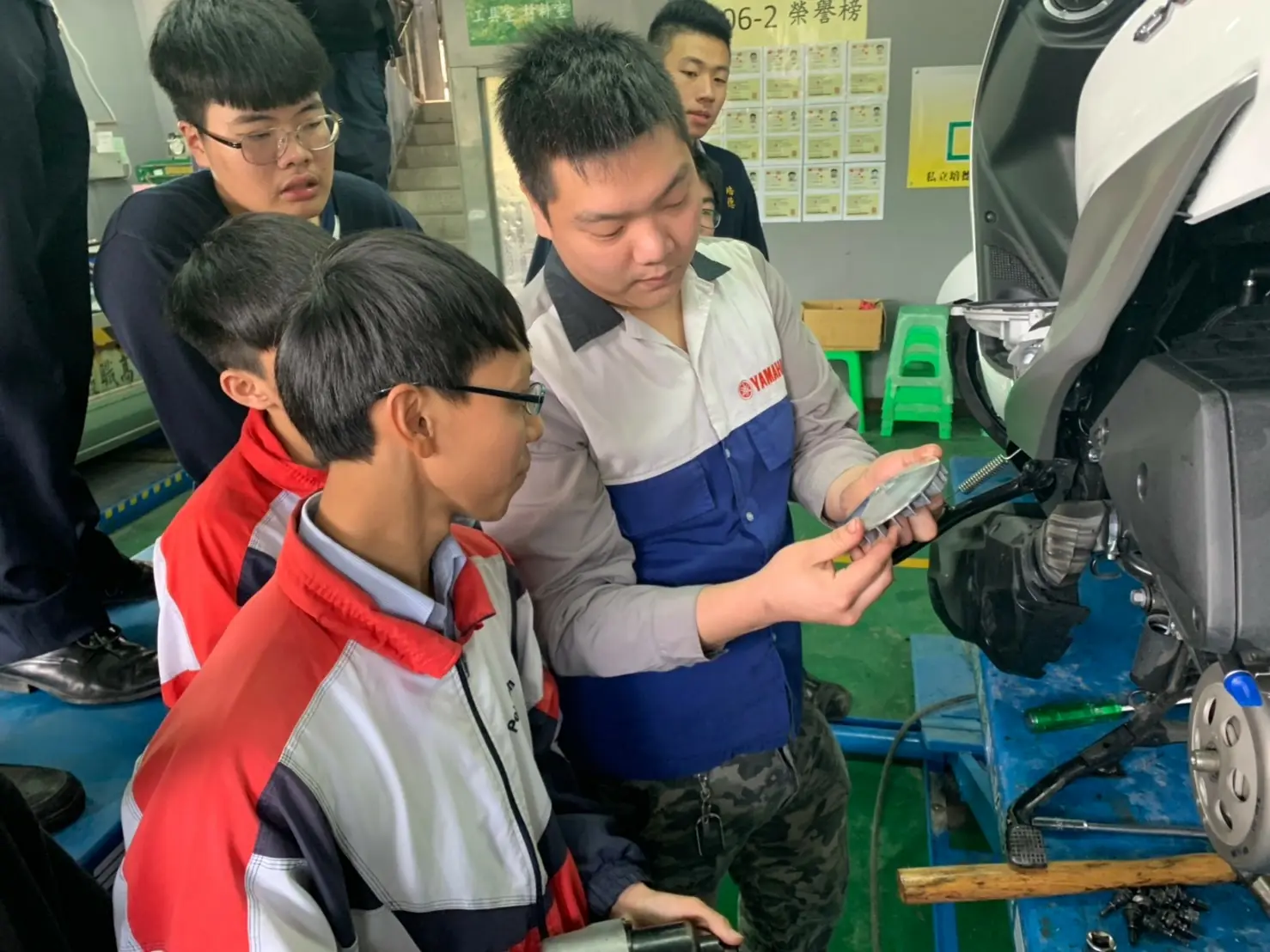 培德工家汽修科學生在高二就開始為實習做準備，學校透過與地方車廠及集團合作，讓學生能在二、三年級階段就進入業界實習，累積經驗。