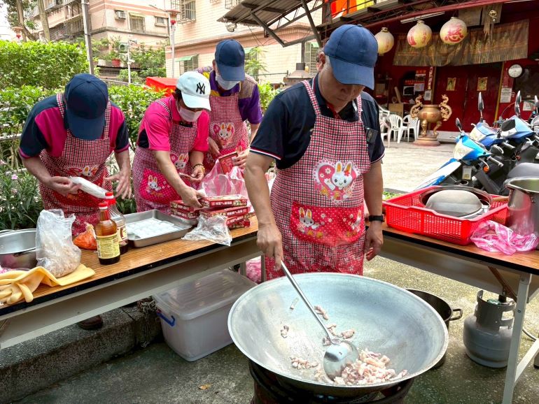 《圖說》土城區公所「女力爆棚 v.s 型男主廚」性平體驗中，由男性成員擔任主廚與送餐服務，透過角色互換，翻轉家務分工的性別刻板印象。〈社會局提供〉