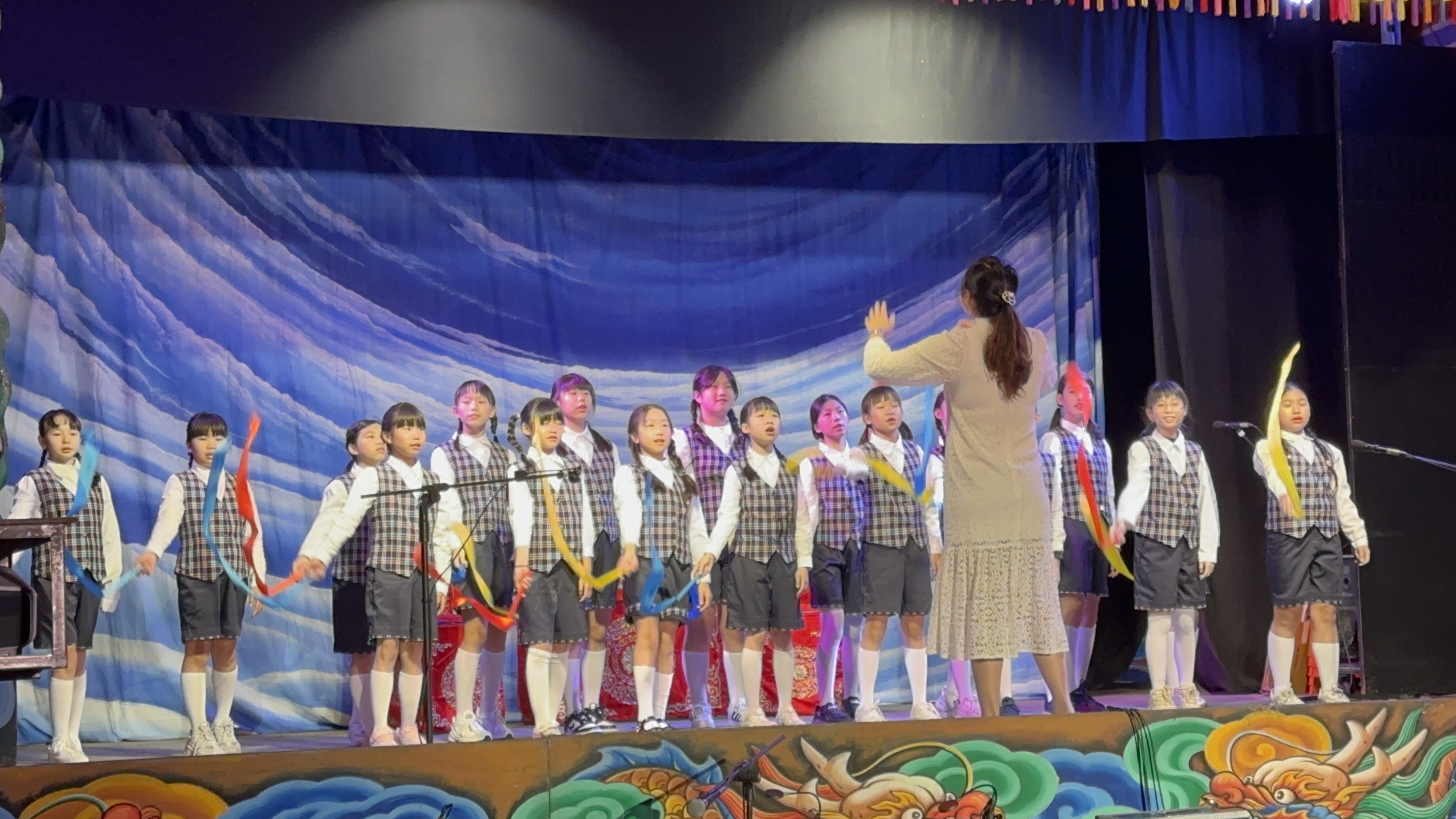 圖 石岡國小合唱團演唱行過-食飽吂等客家歌謠 記者王偉翻攝