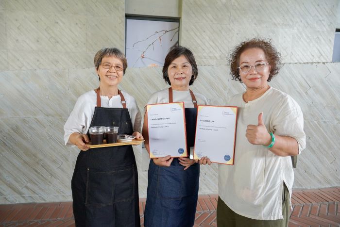 《圖說》鶯歌區公所開設咖啡師培力專班，協助中高齡婦女取得咖啡師證照。〈社會局提供〉