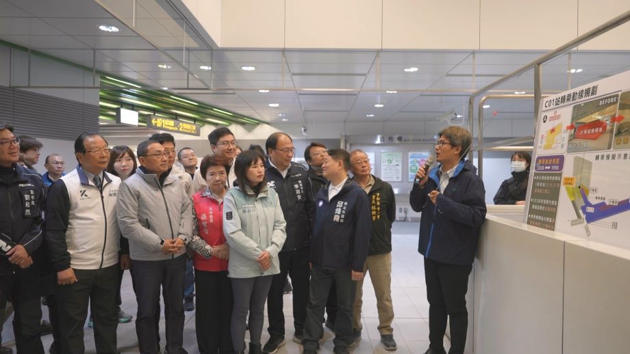 《圖說》綜規科長黃維崧講解地下連通空間。〈捷運局提供〉