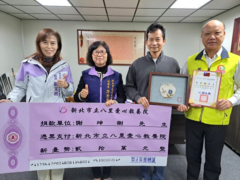 《圖說》八里愛心教養院院長劉文湘(左1)回贈院生陶版畫作品給謝坤樹董事長（右2）。〈社會局提供〉